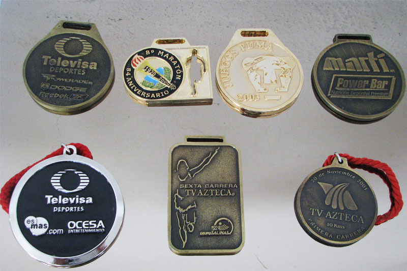 Pines y medallas de metal
